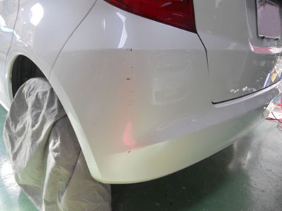 リヤバンパー修理　白い車は部分塗装でお安く。作業は心をこめて！