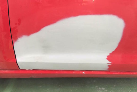 綺麗な赤色の車の修理・塗装方法
