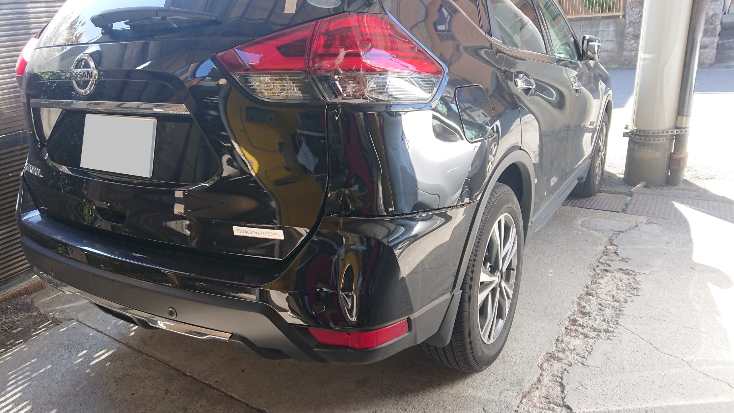 エクストレイル／縦に大きく損傷したパネルを板金修理。プロ技術｜車の