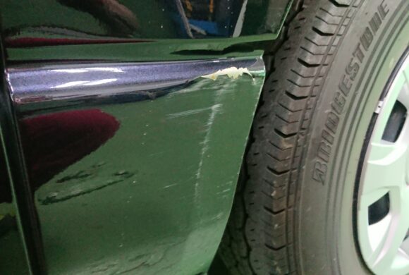 ハイエース／内輪差で損傷が多い左クォーターを板金塗装。