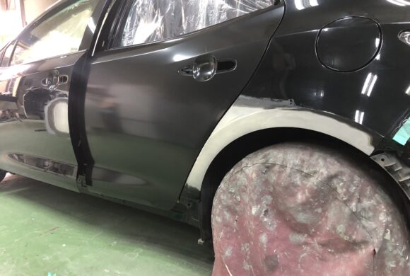 【トヨタ カローラ】フロントドア板金・リアドア交換・リアフェンダー板金修理｜事故車にならない価値を守る修理事例
